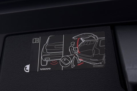Volvo XC60 2.0 D4 AWD Momentum | HEICO SPORTIV | Grijs Kenteken | ACC | Head-Up | Stoelventilatie | Camera