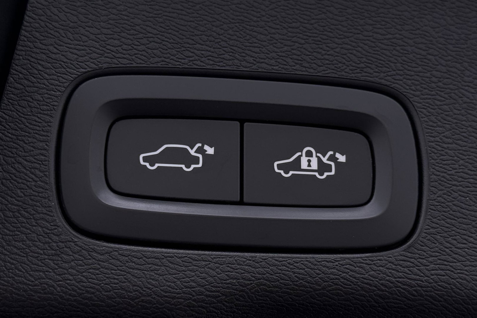 Volvo XC60 2.0 D4 AWD Momentum | HEICO SPORTIV | Grijs Kenteken | ACC | Head-Up | Stoelventilatie | Camera