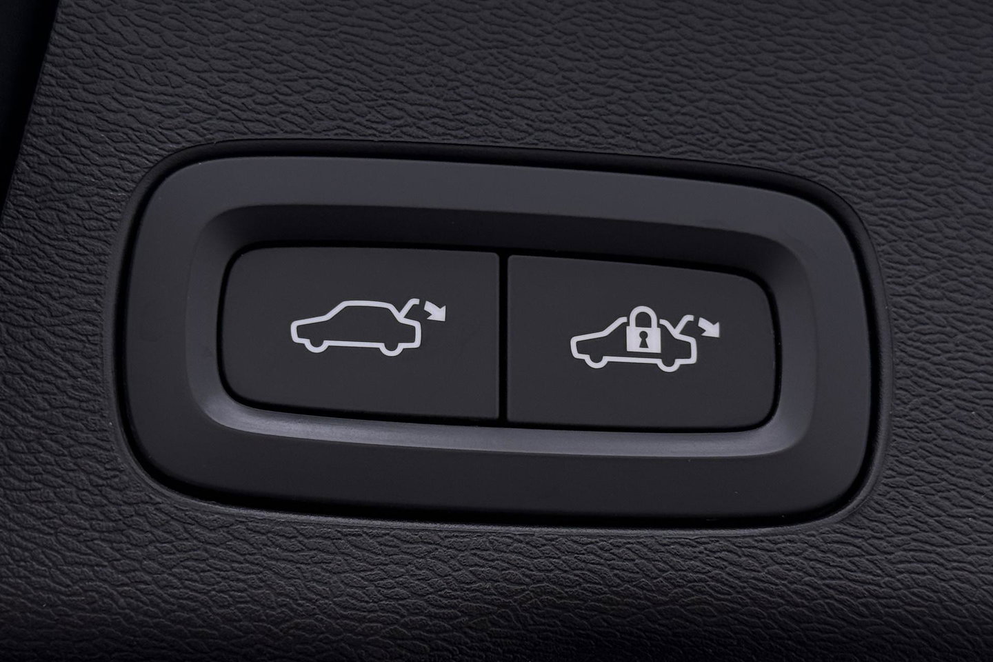 Volvo XC60 2.0 D4 AWD Momentum | HEICO SPORTIV | Grijs Kenteken | ACC | Head-Up | Stoelventilatie | Camera