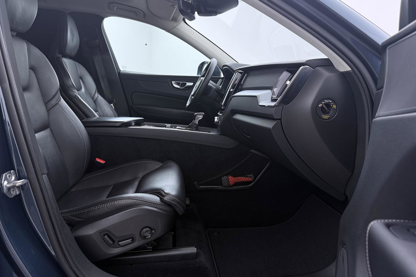 Volvo XC60 2.0 D4 AWD Momentum | HEICO SPORTIV | Grijs Kenteken | ACC | Head-Up | Stoelventilatie | Camera