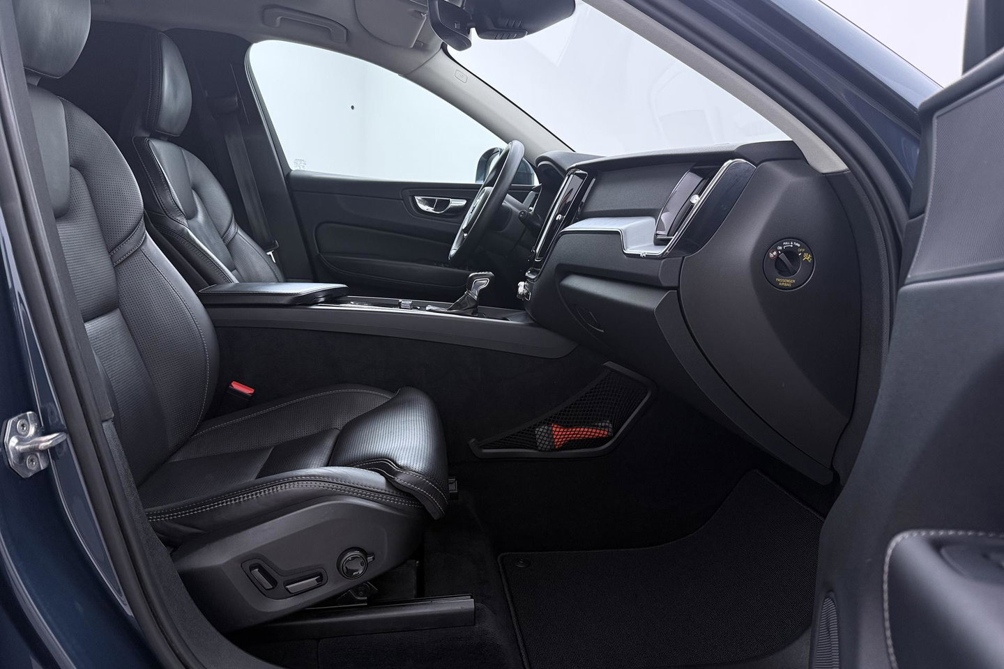 Volvo XC60 2.0 D4 AWD Momentum | HEICO SPORTIV | Grijs Kenteken | ACC | Head-Up | Stoelventilatie | Camera