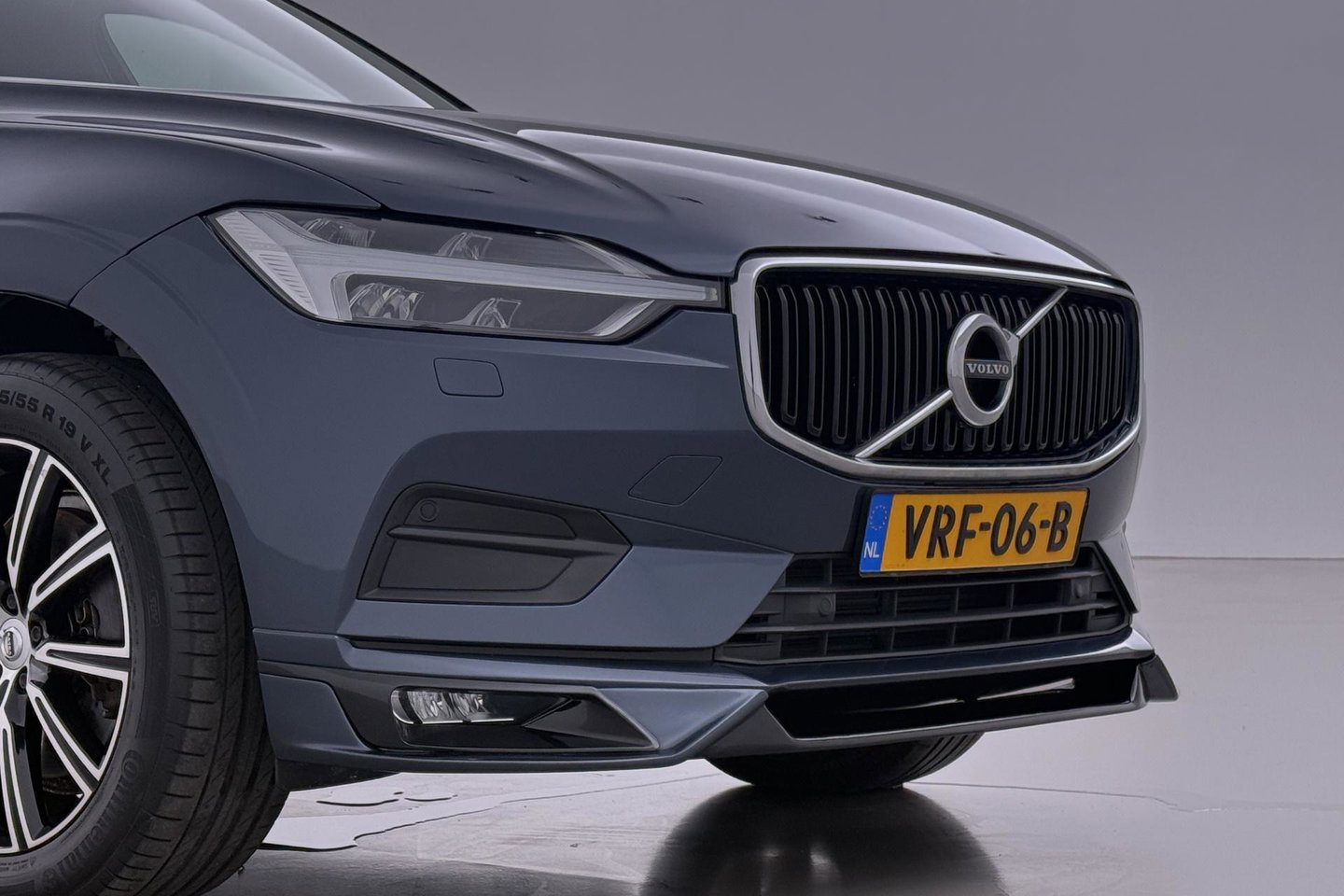 Volvo XC60 2.0 D4 AWD Momentum | HEICO SPORTIV | Grijs Kenteken | ACC | Head-Up | Stoelventilatie | Camera