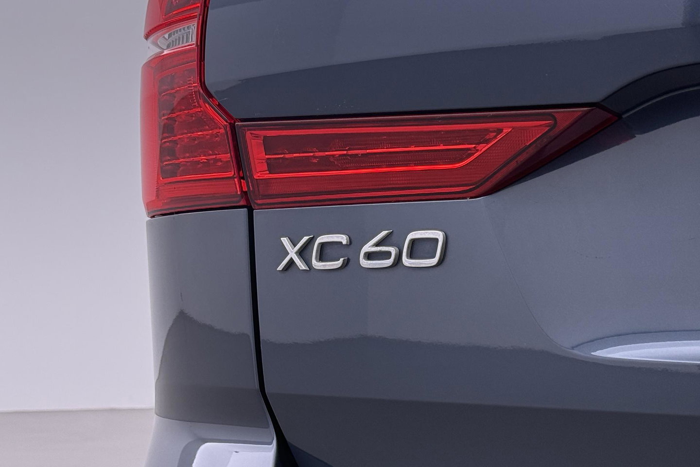 Volvo XC60 2.0 D4 AWD Momentum | HEICO SPORTIV | Grijs Kenteken | ACC | Head-Up | Stoelventilatie | Camera
