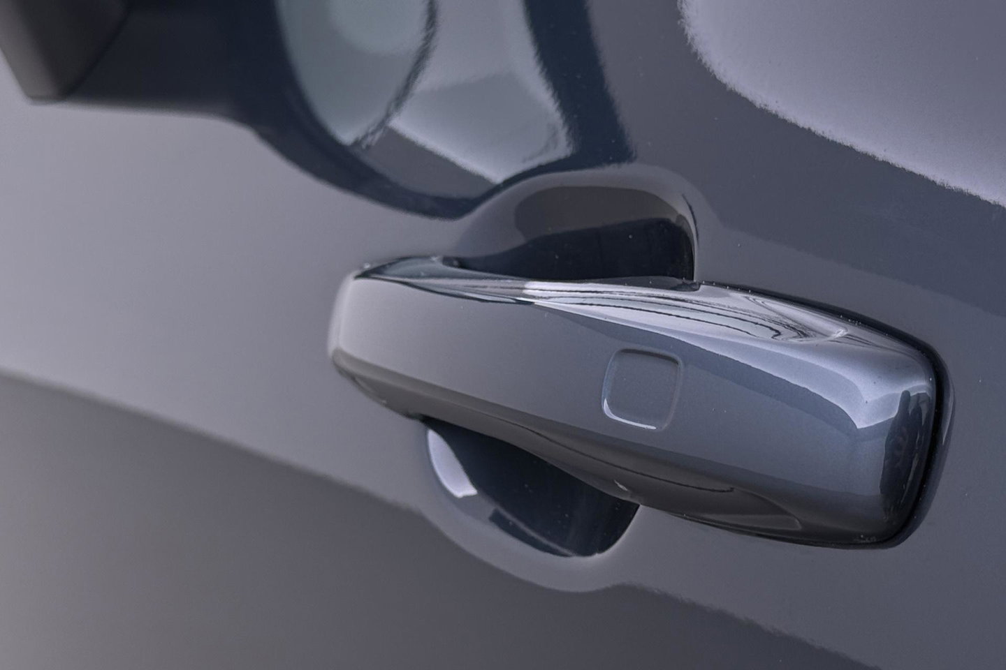 Volvo XC60 2.0 D4 AWD Momentum | HEICO SPORTIV | Grijs Kenteken | ACC | Head-Up | Stoelventilatie | Camera