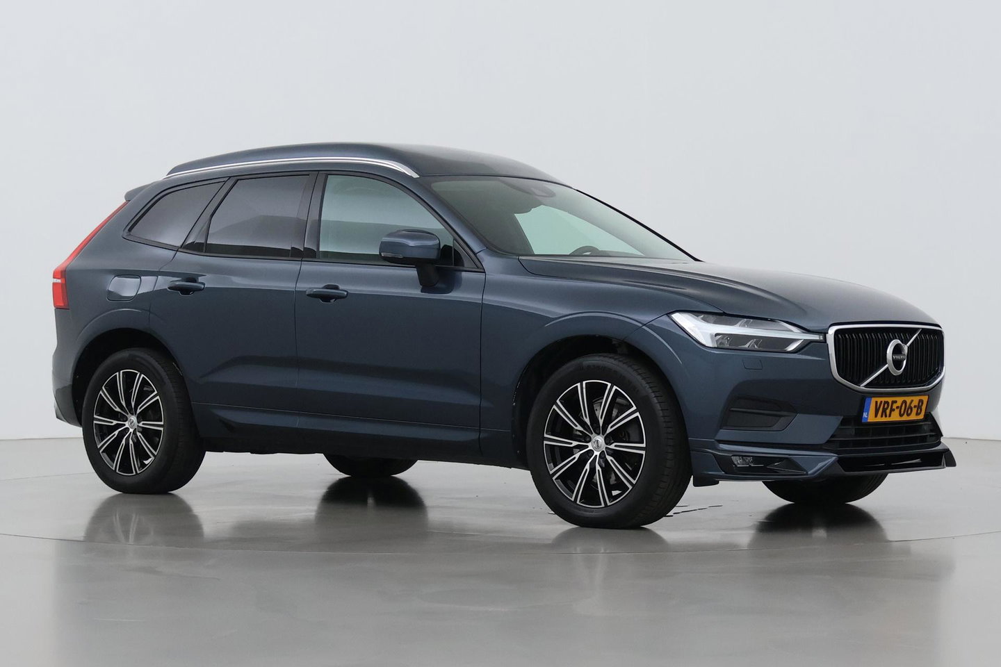 Volvo XC60 2.0 D4 AWD Momentum | HEICO SPORTIV | Grijs Kenteken | ACC | Head-Up | Stoelventilatie | Camera
