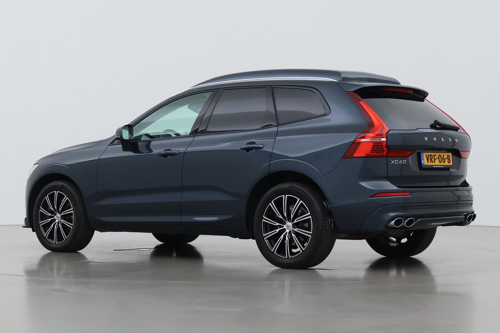 Volvo XC60 2.0 D4 AWD Momentum | HEICO SPORTIV | Grijs Kenteken | ACC | Head-Up | Stoelventilatie | Camera