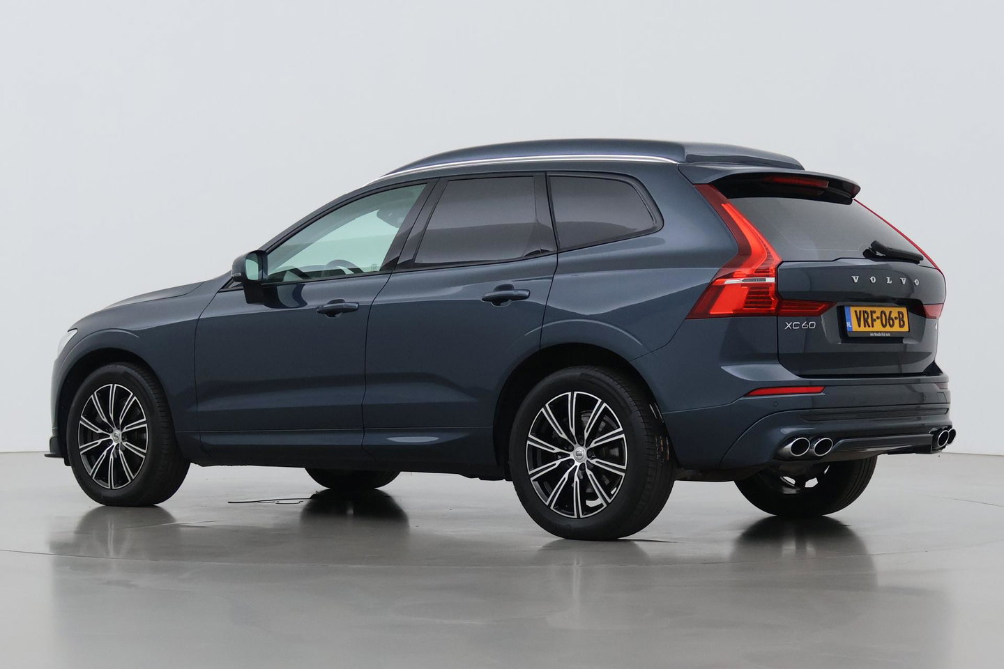 Volvo XC60 2.0 D4 AWD Momentum | HEICO SPORTIV | Grijs Kenteken | ACC | Head-Up | Stoelventilatie | Camera
