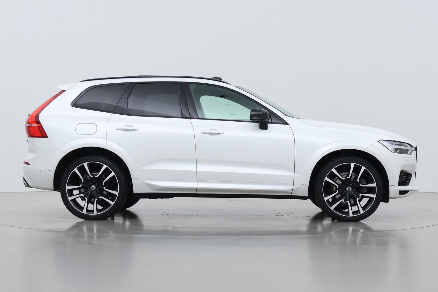 Volvo XC60 T8 R-Design | Bowers&Wilkins | Luchtvering | Panoramadak | 360° Camera | Massage+Ventilatie | Stoel+Stuurverwarming | 22 Inch