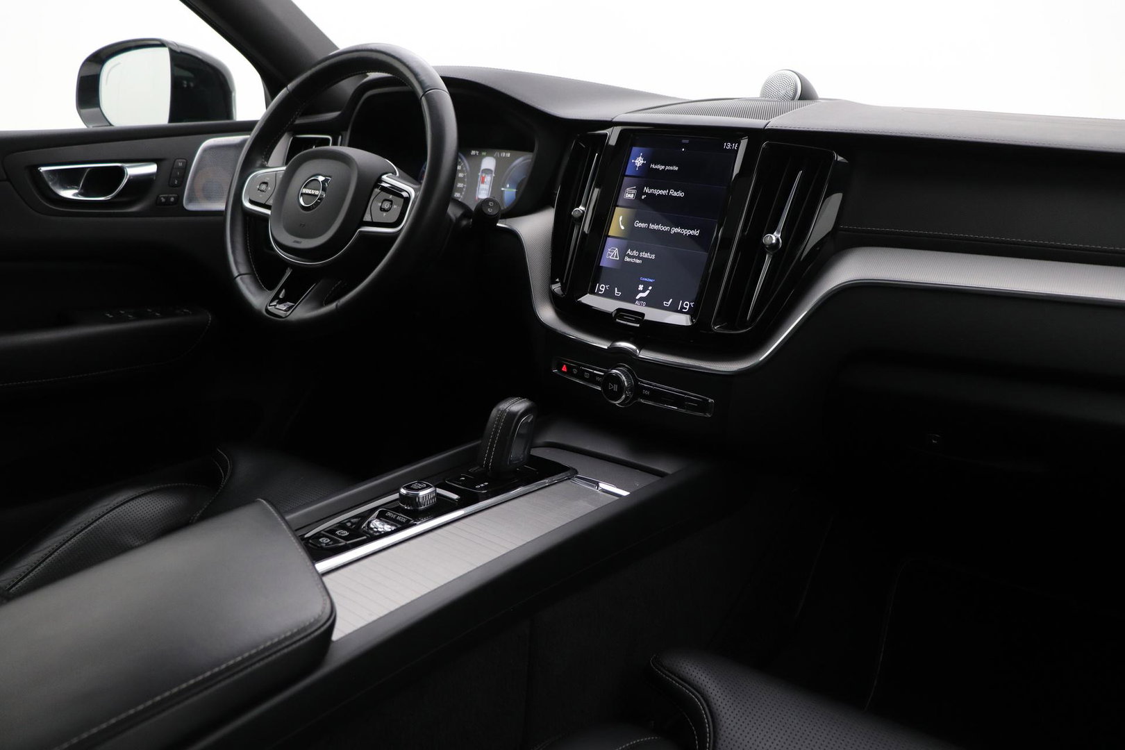 Volvo XC60 T8 R-Design | Bowers&Wilkins | Luchtvering | Panoramadak | 360° Camera | Massage+Ventilatie | Stoel+Stuurverwarming | 22 Inch