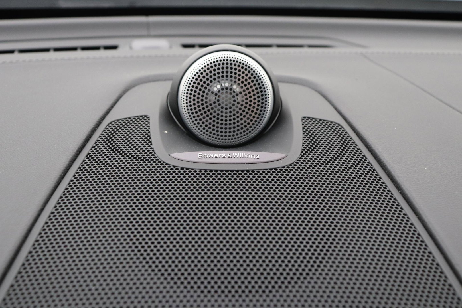 Volvo XC60 T8 R-Design | Bowers&Wilkins | Luchtvering | Panoramadak | 360° Camera | Massage+Ventilatie | Stoel+Stuurverwarming | 22 Inch