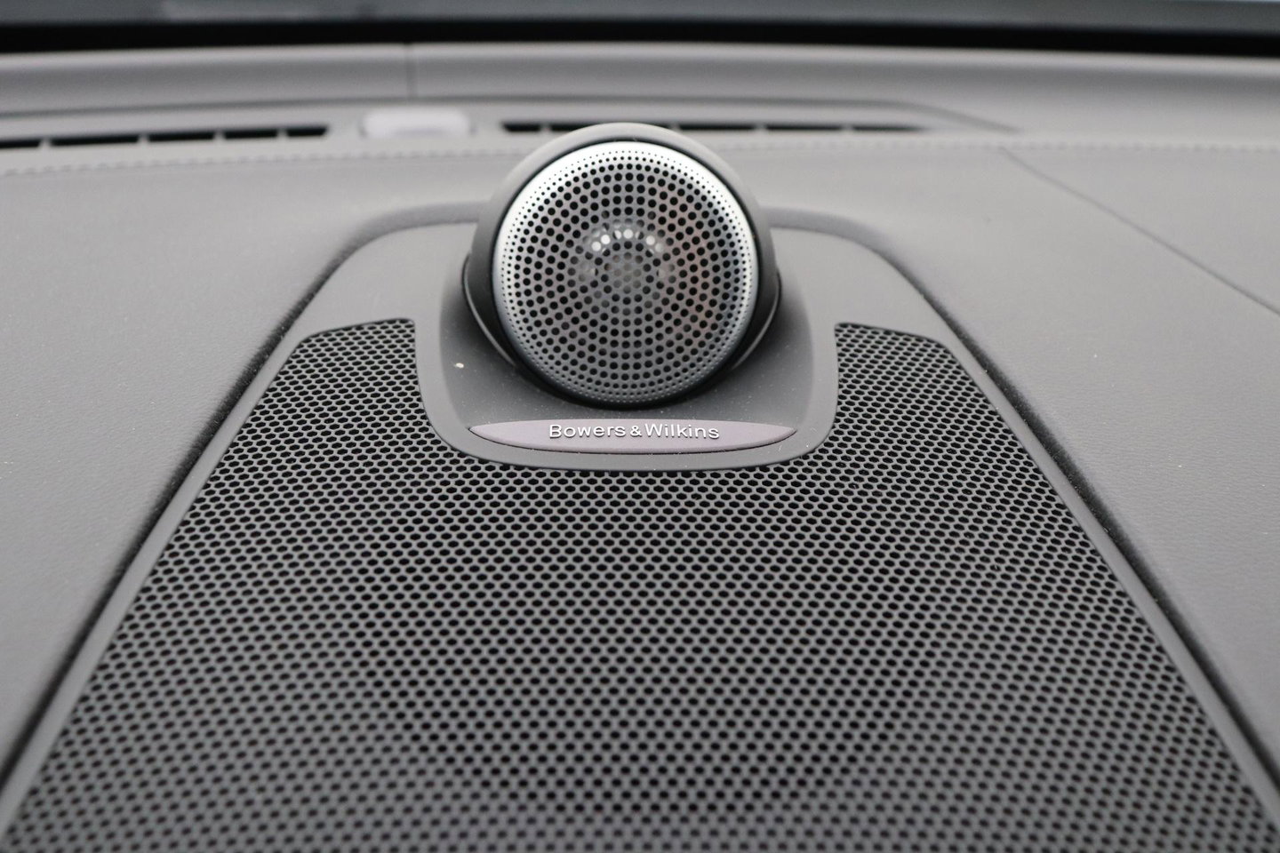 Volvo XC60 T8 R-Design | Bowers&Wilkins | Luchtvering | Panoramadak | 360° Camera | Massage+Ventilatie | Stoel+Stuurverwarming | 22 Inch