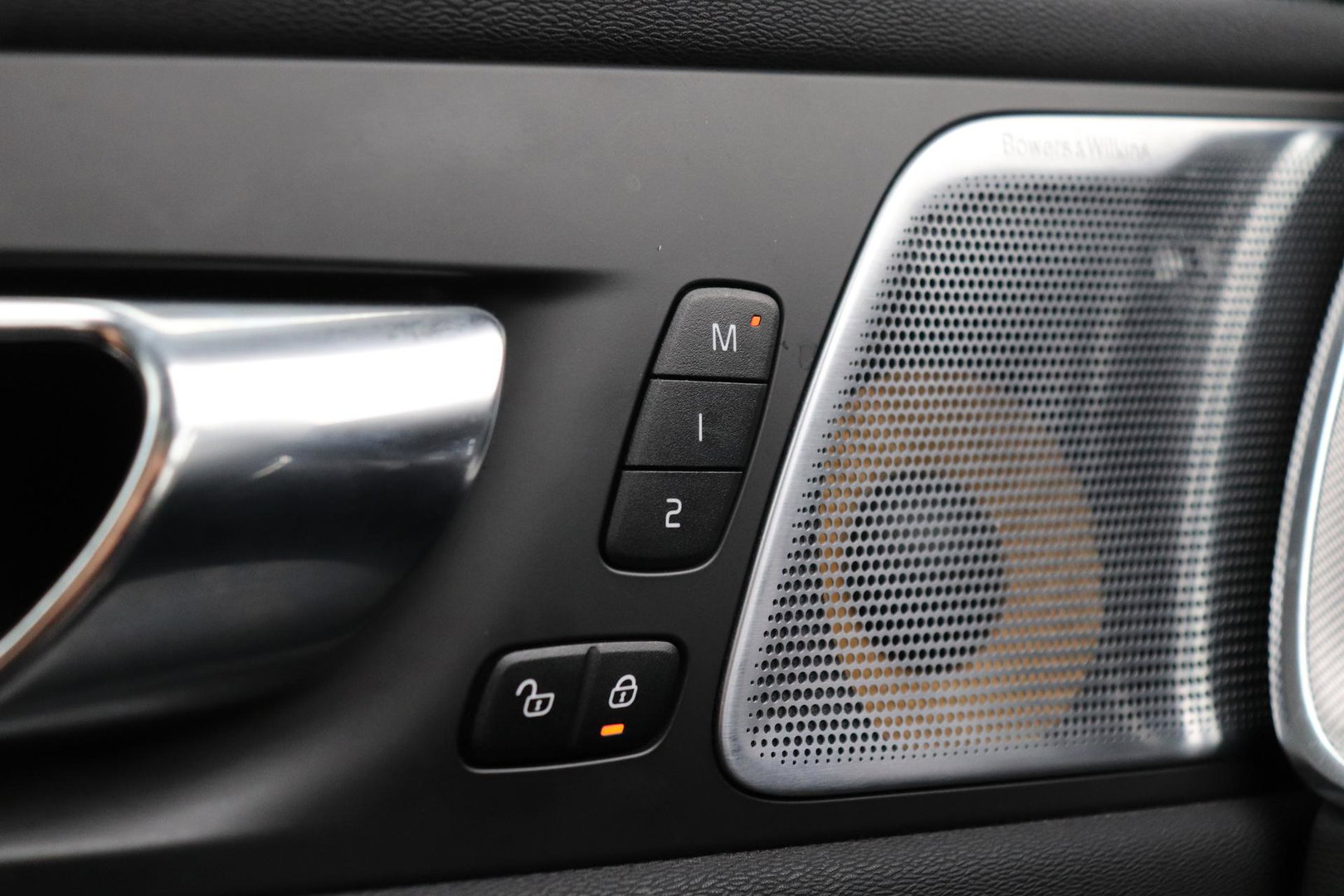Volvo XC60 T8 R-Design | Bowers&Wilkins | Luchtvering | Panoramadak | 360° Camera | Massage+Ventilatie | Stoel+Stuurverwarming | 22 Inch