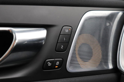 Volvo XC60 T8 R-Design | Bowers&Wilkins | Luchtvering | Panoramadak | 360° Camera | Massage+Ventilatie | Stoel+Stuurverwarming | 22 Inch