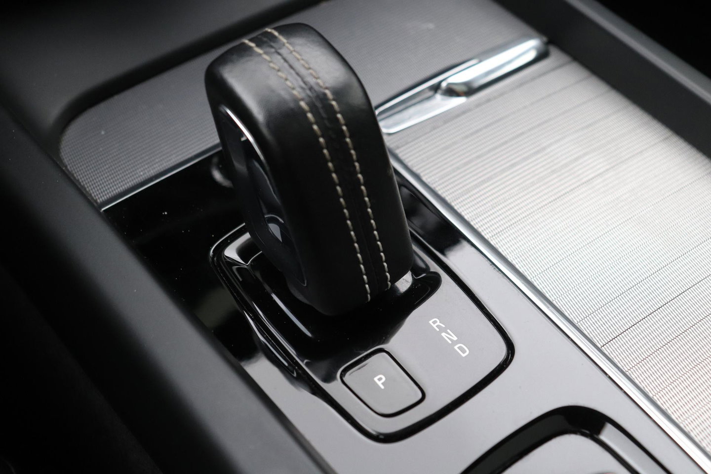 Volvo XC60 T8 R-Design | Bowers&Wilkins | Luchtvering | Panoramadak | 360° Camera | Massage+Ventilatie | Stoel+Stuurverwarming | 22 Inch