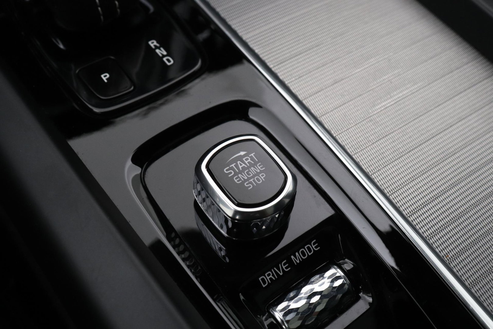 Volvo XC60 T8 R-Design | Bowers&Wilkins | Luchtvering | Panoramadak | 360° Camera | Massage+Ventilatie | Stoel+Stuurverwarming | 22 Inch