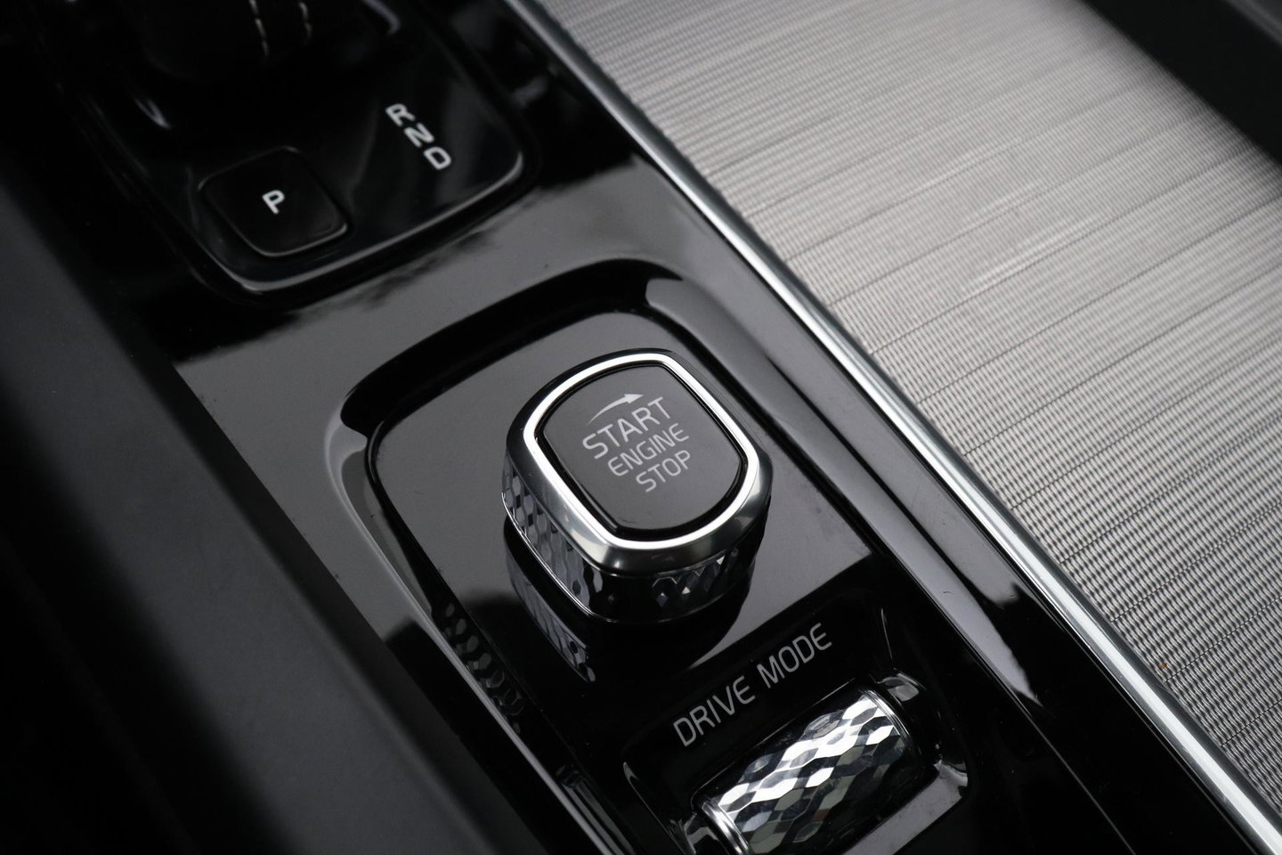 Volvo XC60 T8 R-Design | Bowers&Wilkins | Luchtvering | Panoramadak | 360° Camera | Massage+Ventilatie | Stoel+Stuurverwarming | 22 Inch