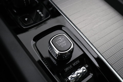 Volvo XC60 T8 R-Design | Bowers&Wilkins | Luchtvering | Panoramadak | 360° Camera | Massage+Ventilatie | Stoel+Stuurverwarming | 22 Inch