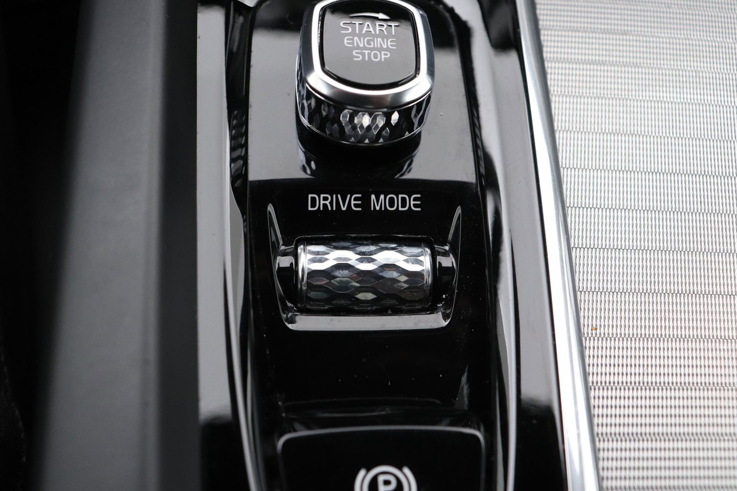 Volvo XC60 T8 R-Design | Bowers&Wilkins | Luchtvering | Panoramadak | 360° Camera | Massage+Ventilatie | Stoel+Stuurverwarming | 22 Inch