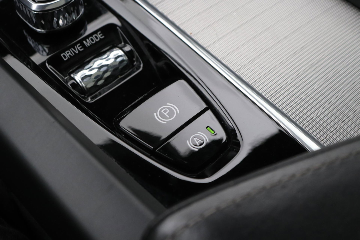 Volvo XC60 T8 R-Design | Bowers&Wilkins | Luchtvering | Panoramadak | 360° Camera | Massage+Ventilatie | Stoel+Stuurverwarming | 22 Inch