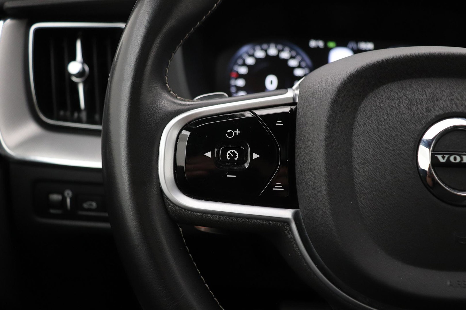 Volvo XC60 T8 R-Design | Bowers&Wilkins | Luchtvering | Panoramadak | 360° Camera | Massage+Ventilatie | Stoel+Stuurverwarming | 22 Inch