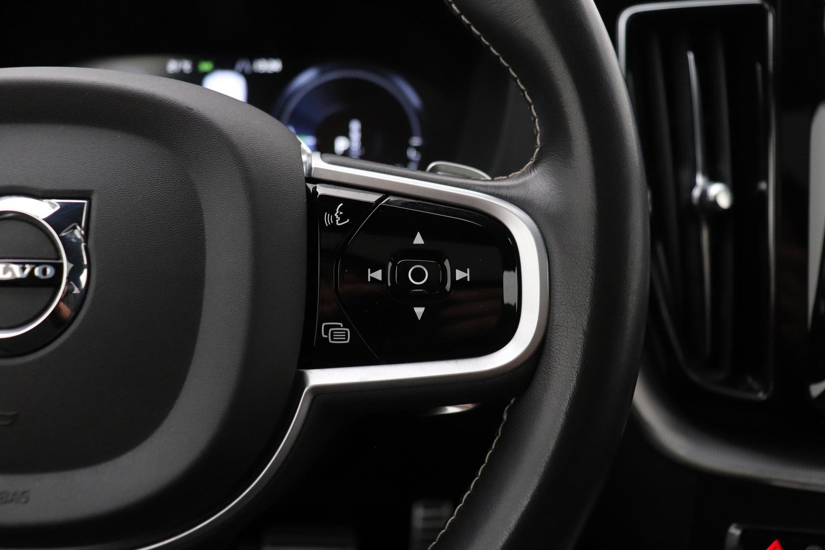 Volvo XC60 T8 R-Design | Bowers&Wilkins | Luchtvering | Panoramadak | 360° Camera | Massage+Ventilatie | Stoel+Stuurverwarming | 22 Inch