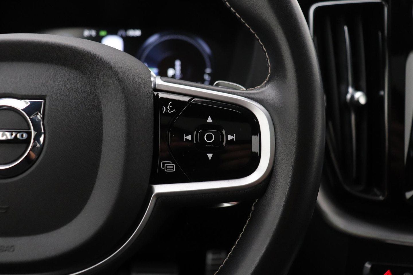 Volvo XC60 T8 R-Design | Bowers&Wilkins | Luchtvering | Panoramadak | 360° Camera | Massage+Ventilatie | Stoel+Stuurverwarming | 22 Inch