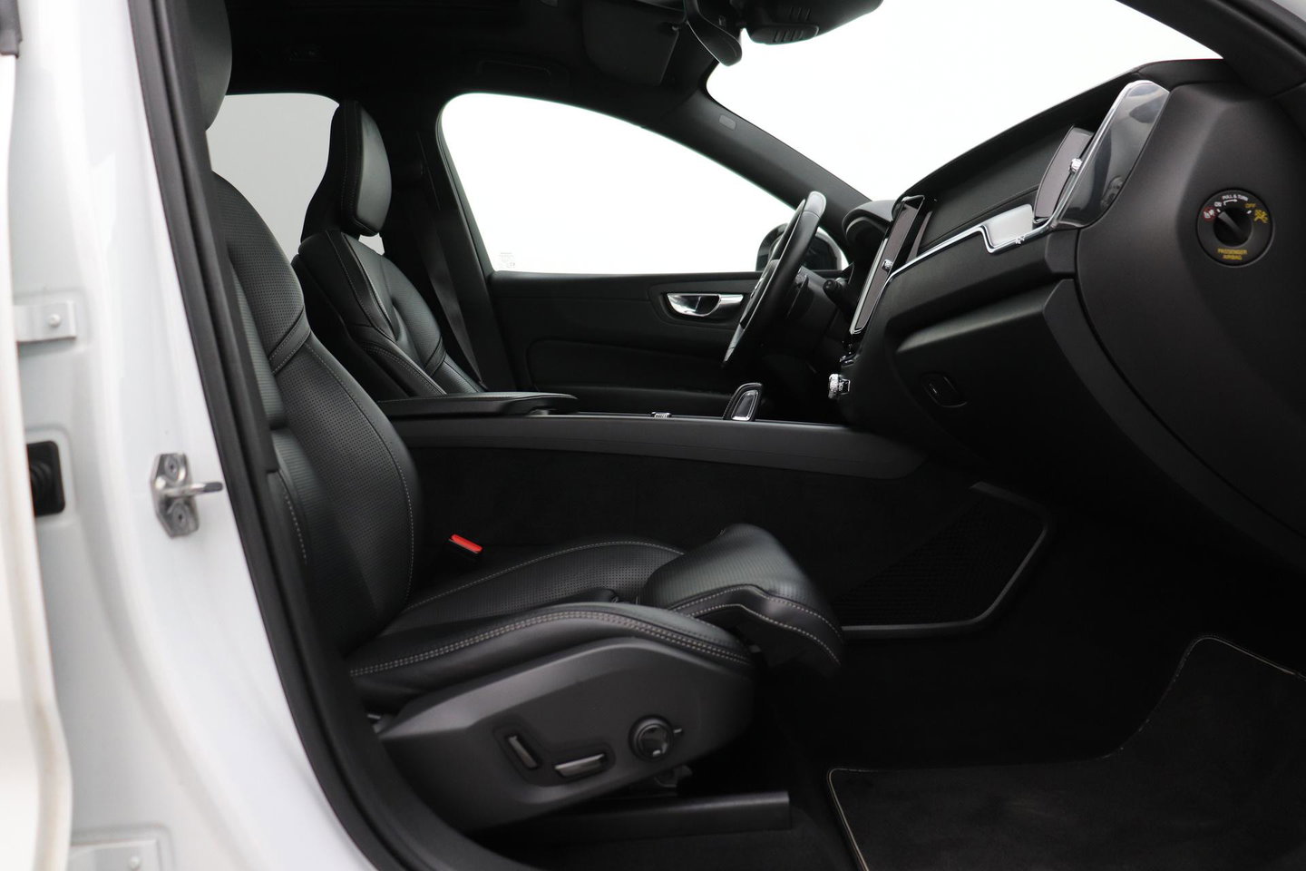 Volvo XC60 T8 R-Design | Bowers&Wilkins | Luchtvering | Panoramadak | 360° Camera | Massage+Ventilatie | Stoel+Stuurverwarming | 22 Inch