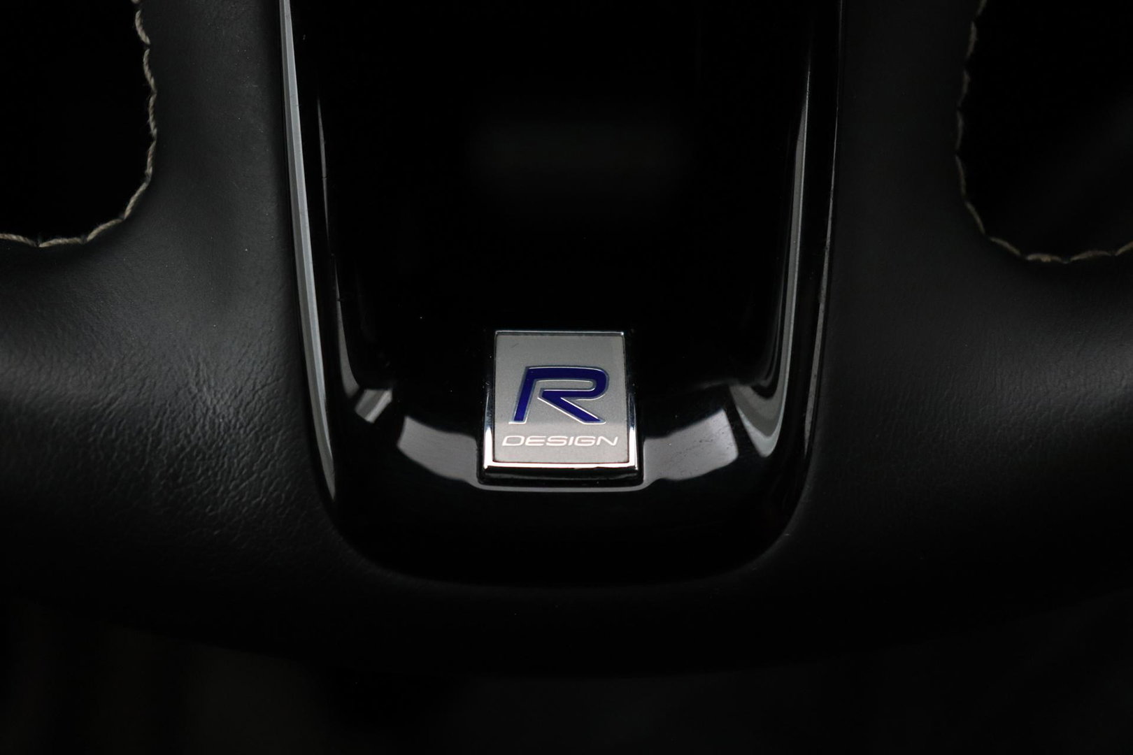 Volvo XC60 T8 R-Design | Bowers&Wilkins | Luchtvering | Panoramadak | 360° Camera | Massage+Ventilatie | Stoel+Stuurverwarming | 22 Inch