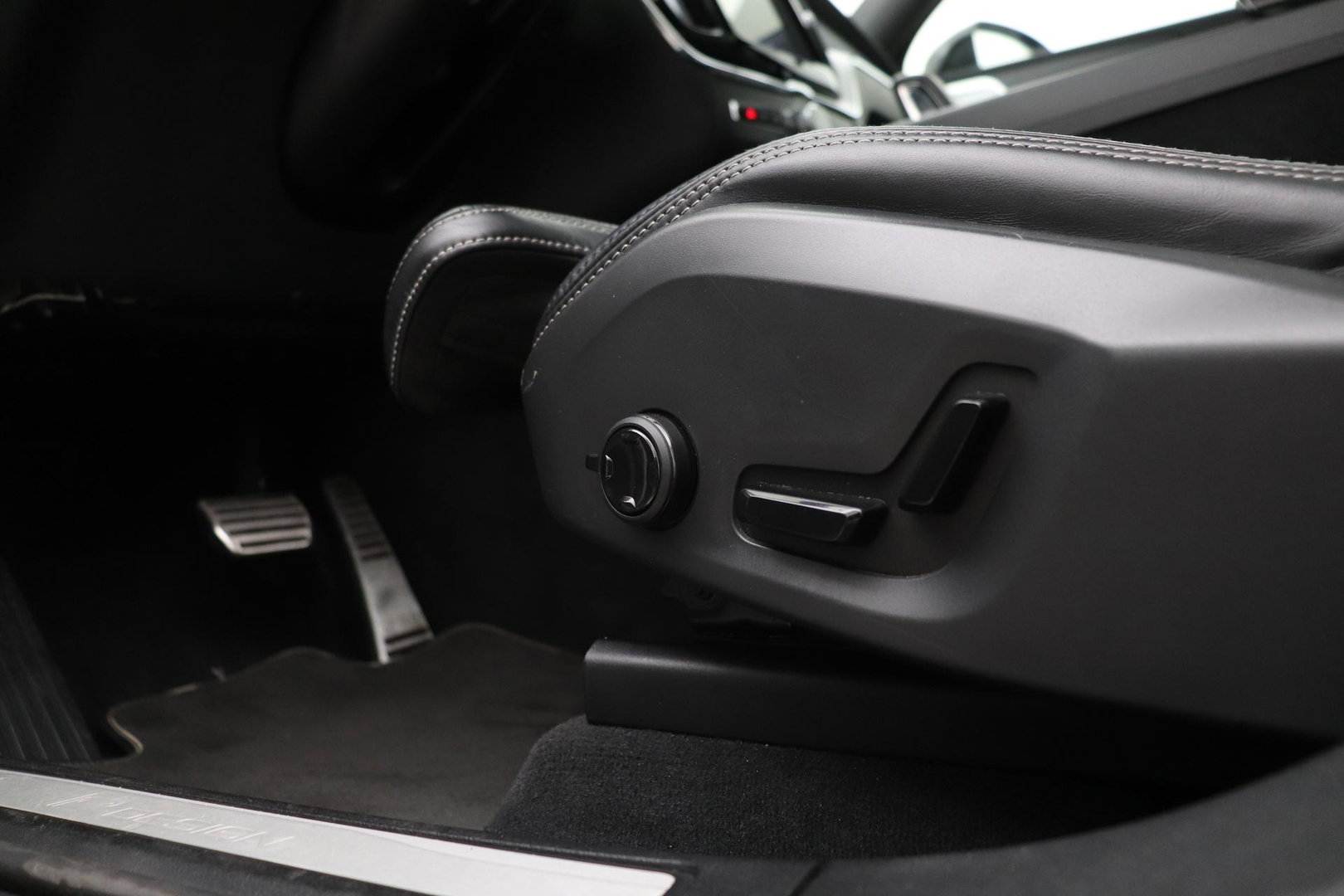 Volvo XC60 T8 R-Design | Bowers&Wilkins | Luchtvering | Panoramadak | 360° Camera | Massage+Ventilatie | Stoel+Stuurverwarming | 22 Inch