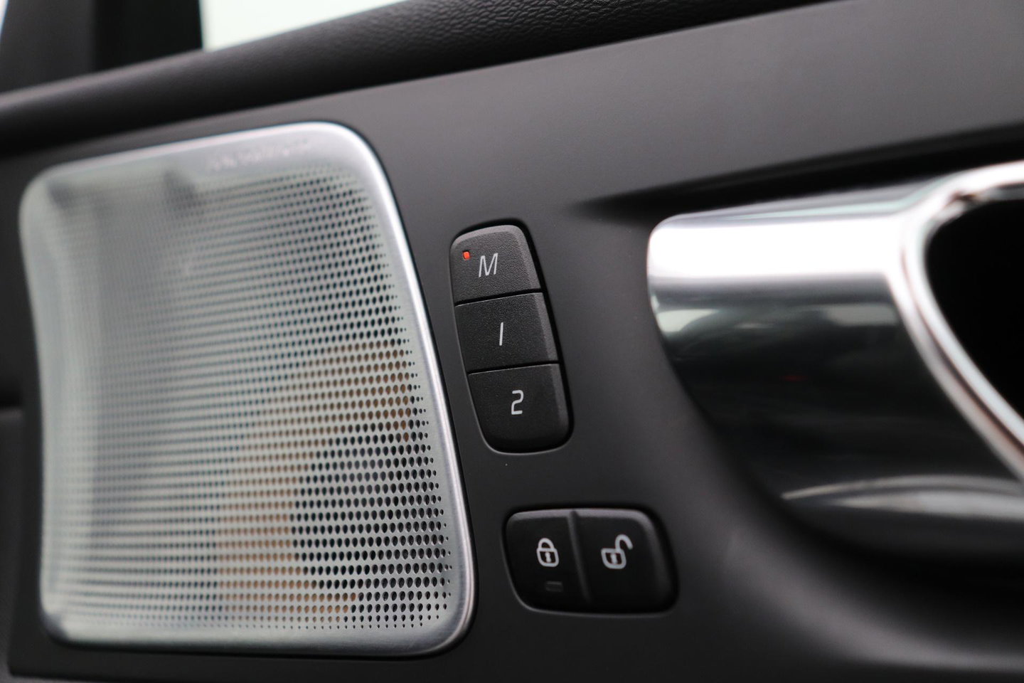 Volvo XC60 T8 R-Design | Bowers&Wilkins | Luchtvering | Panoramadak | 360° Camera | Massage+Ventilatie | Stoel+Stuurverwarming | 22 Inch
