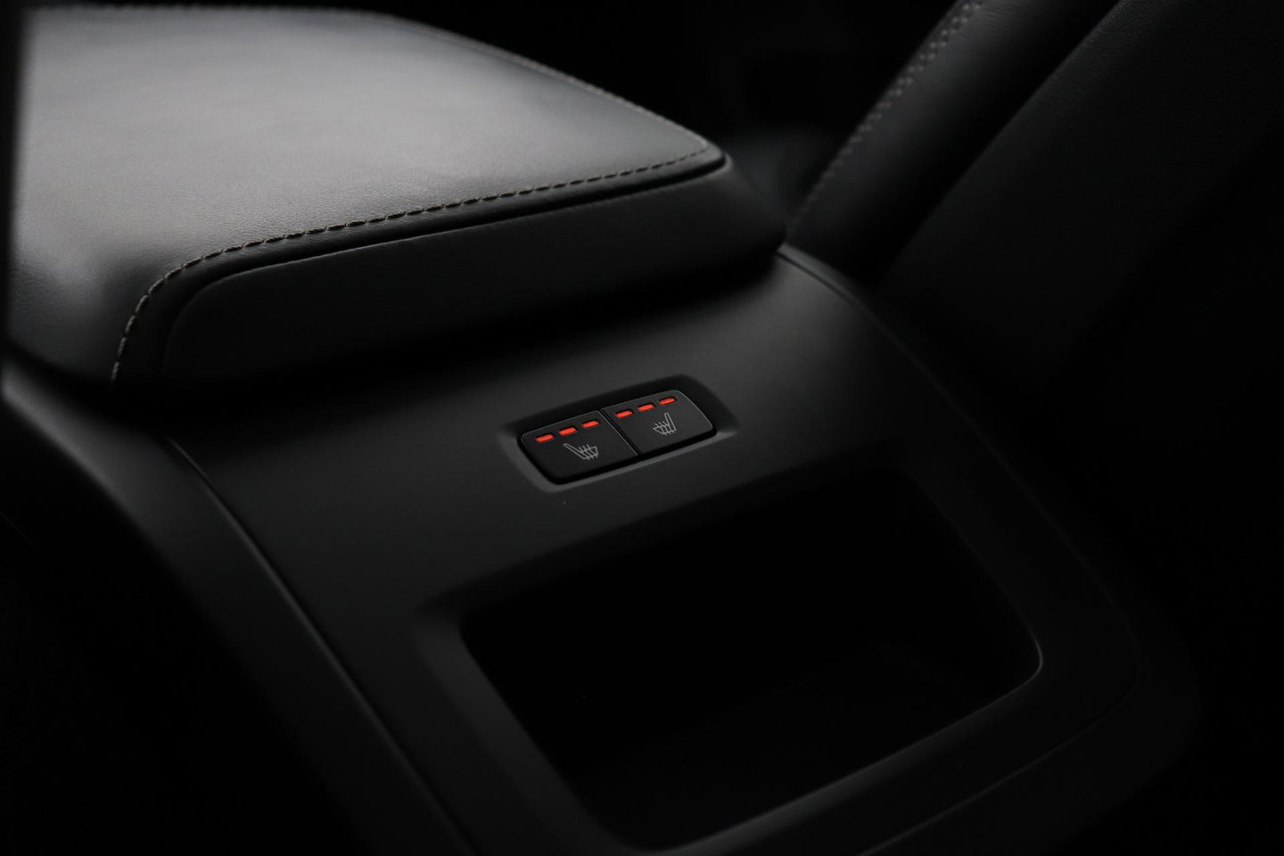 Volvo XC60 T8 R-Design | Bowers&Wilkins | Luchtvering | Panoramadak | 360° Camera | Massage+Ventilatie | Stoel+Stuurverwarming | 22 Inch