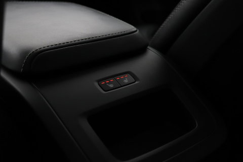 Volvo XC60 T8 R-Design | Bowers&Wilkins | Luchtvering | Panoramadak | 360° Camera | Massage+Ventilatie | Stoel+Stuurverwarming | 22 Inch
