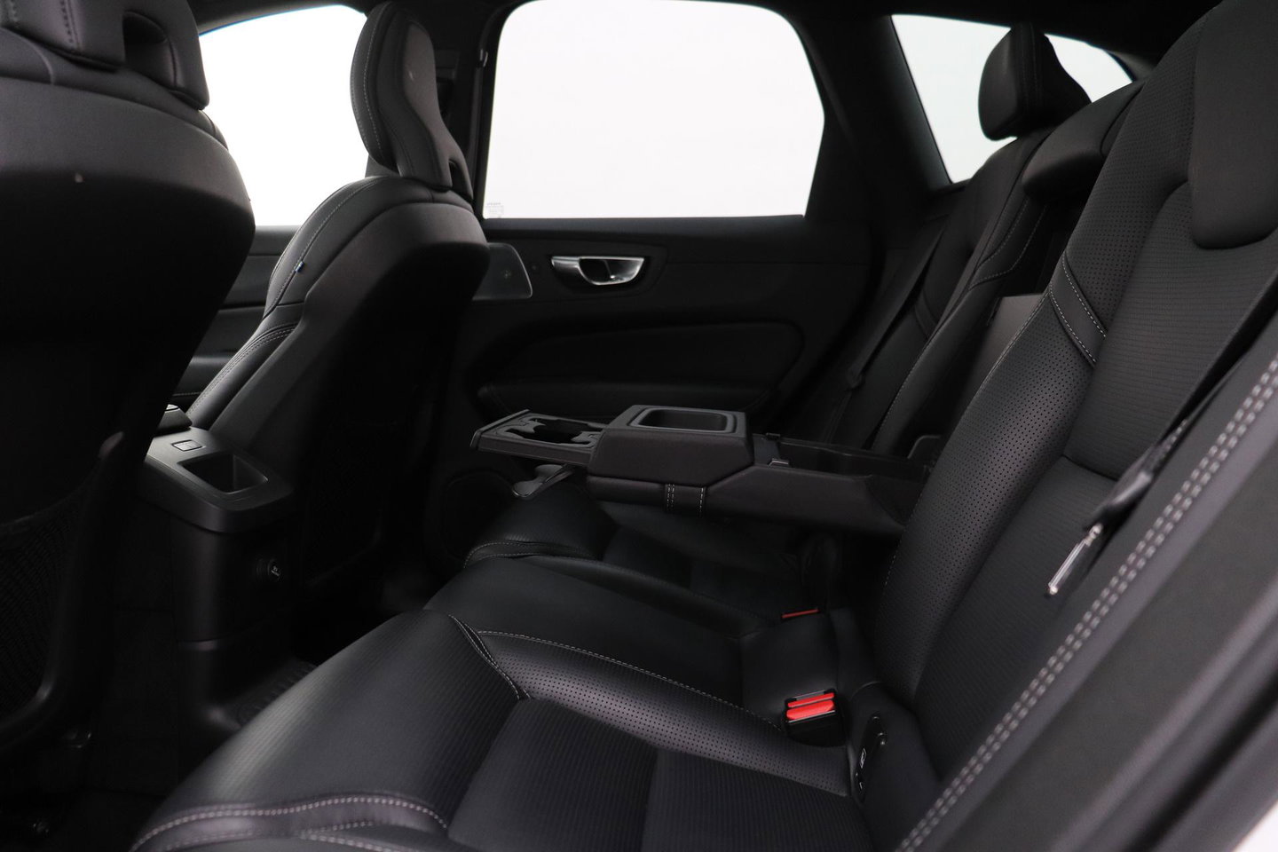 Volvo XC60 T8 R-Design | Bowers&Wilkins | Luchtvering | Panoramadak | 360° Camera | Massage+Ventilatie | Stoel+Stuurverwarming | 22 Inch