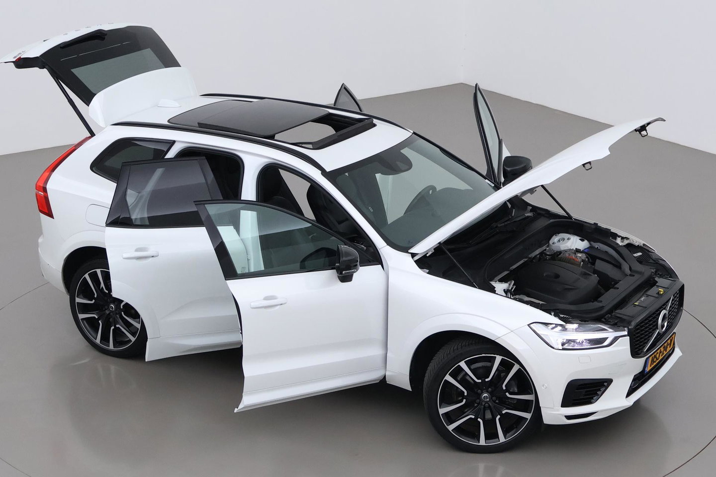 Volvo XC60 T8 R-Design | Bowers&Wilkins | Luchtvering | Panoramadak | 360° Camera | Massage+Ventilatie | Stoel+Stuurverwarming | 22 Inch
