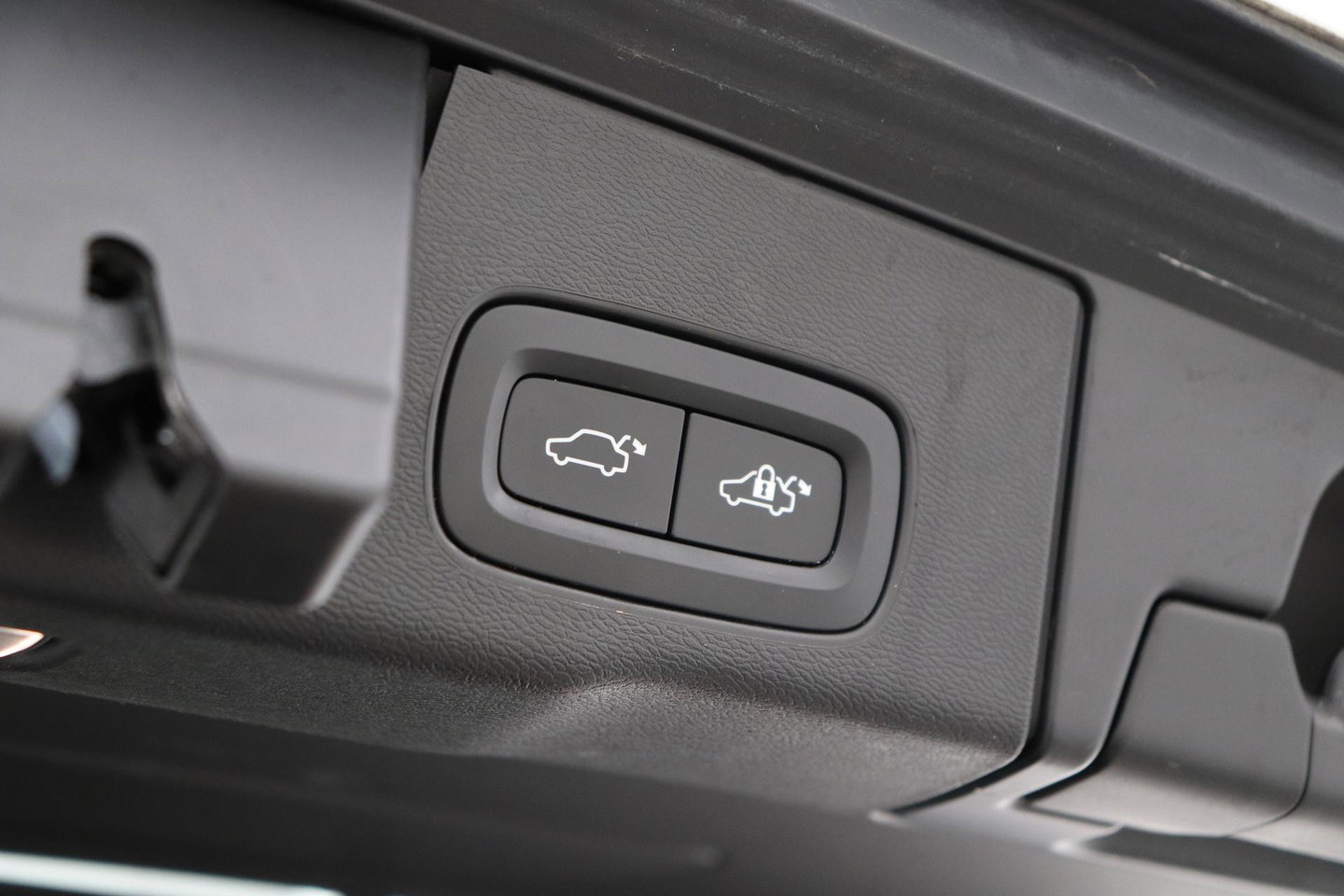 Volvo XC60 T8 R-Design | Bowers&Wilkins | Luchtvering | Panoramadak | 360° Camera | Massage+Ventilatie | Stoel+Stuurverwarming | 22 Inch