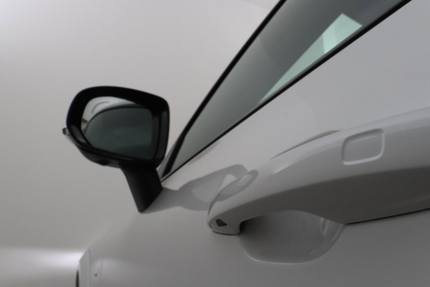 Volvo XC60 T8 R-Design | Bowers&Wilkins | Luchtvering | Panoramadak | 360° Camera | Massage+Ventilatie | Stoel+Stuurverwarming | 22 Inch