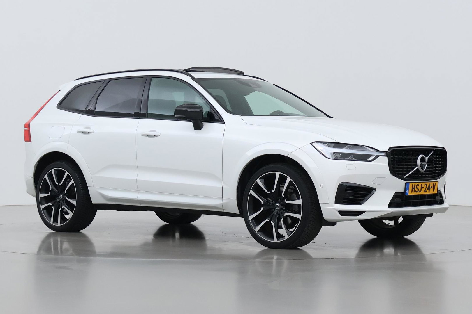 Volvo XC60 T8 R-Design | Bowers&Wilkins | Luchtvering | Panoramadak | 360° Camera | Massage+Ventilatie | Stoel+Stuurverwarming | 22 Inch