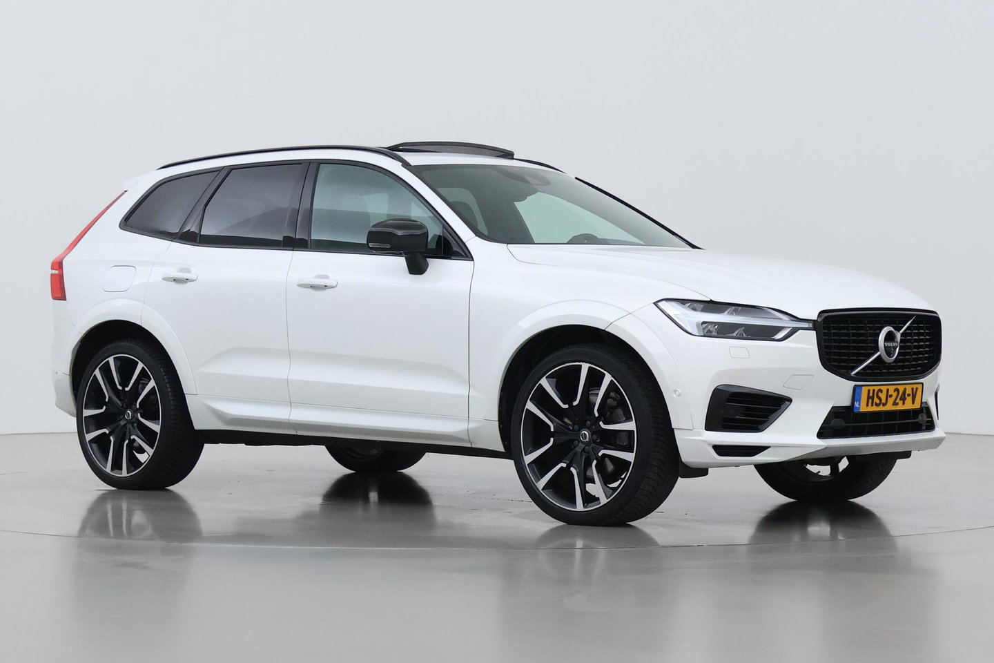 Volvo XC60 T8 R-Design | Bowers&Wilkins | Luchtvering | Panoramadak | 360° Camera | Massage+Ventilatie | Stoel+Stuurverwarming | 22 Inch
