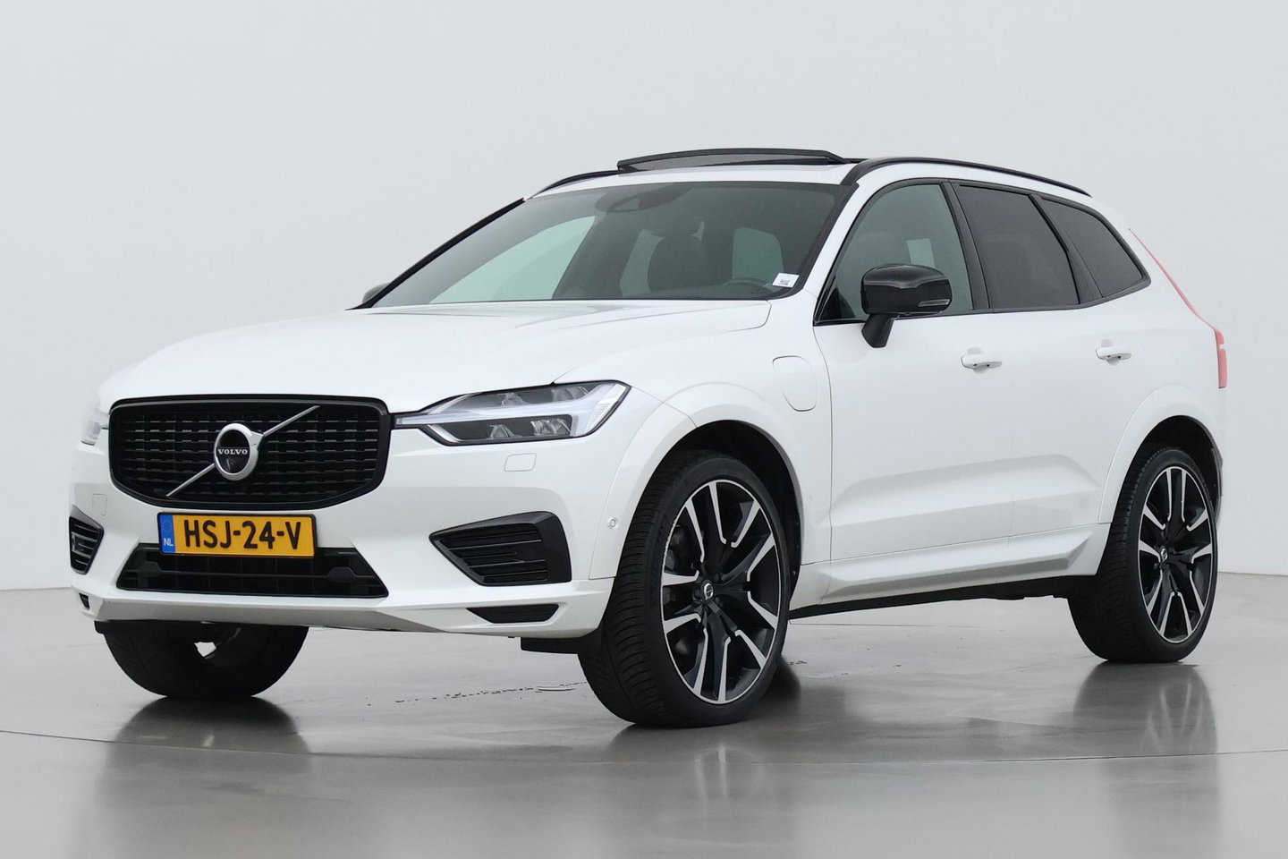 Volvo XC60 T8 R-Design | Bowers&Wilkins | Luchtvering | Panoramadak | 360° Camera | Massage+Ventilatie | Stoel+Stuurverwarming | 22 Inch