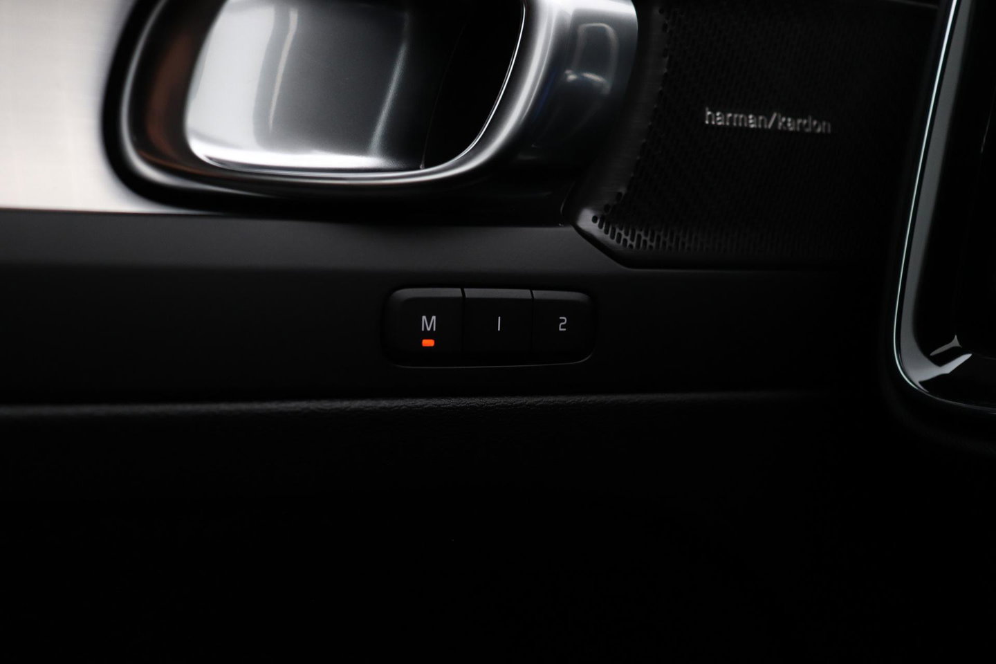 Volvo XC40 2.0 B3 Plus Black Edition | Harman/Kardon | BLIS | 360° Camera | Pilot Assist | Stoel+Stuurverwarming | Memory | ACC | 20 Inch