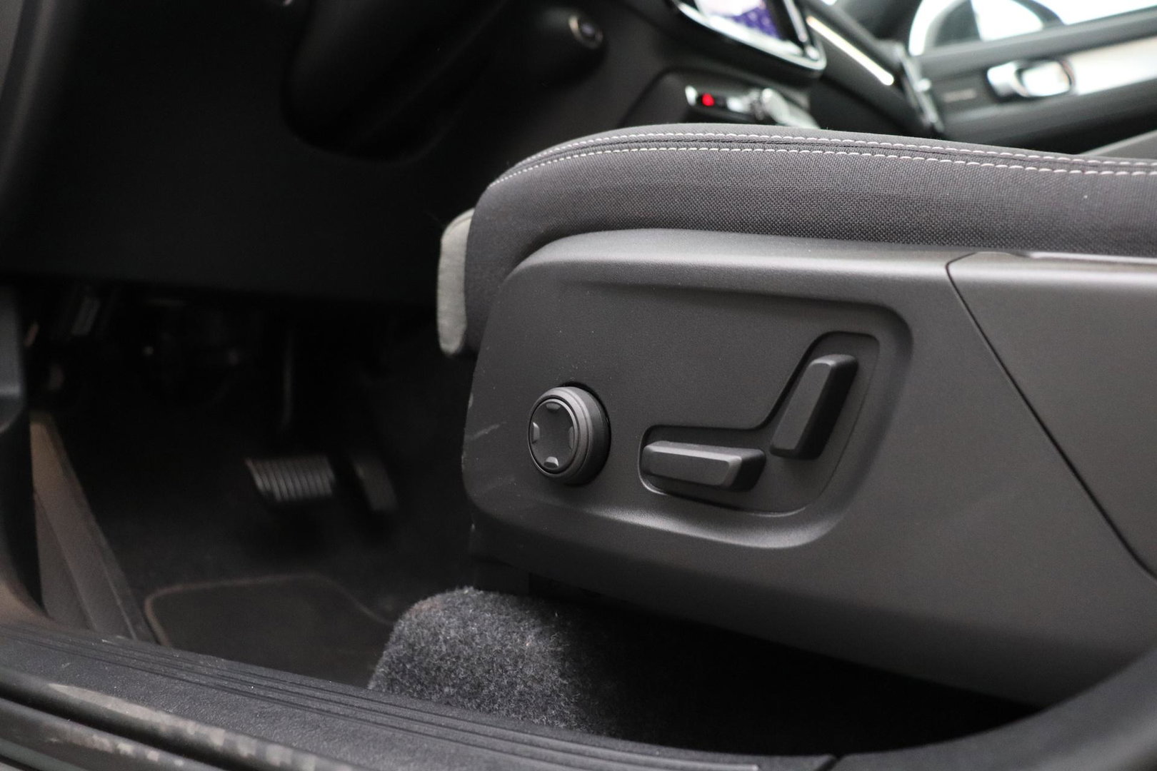 Volvo XC40 2.0 B3 Plus Black Edition | Harman/Kardon | BLIS | 360° Camera | Pilot Assist | Stoel+Stuurverwarming | Memory | ACC | 20 Inch