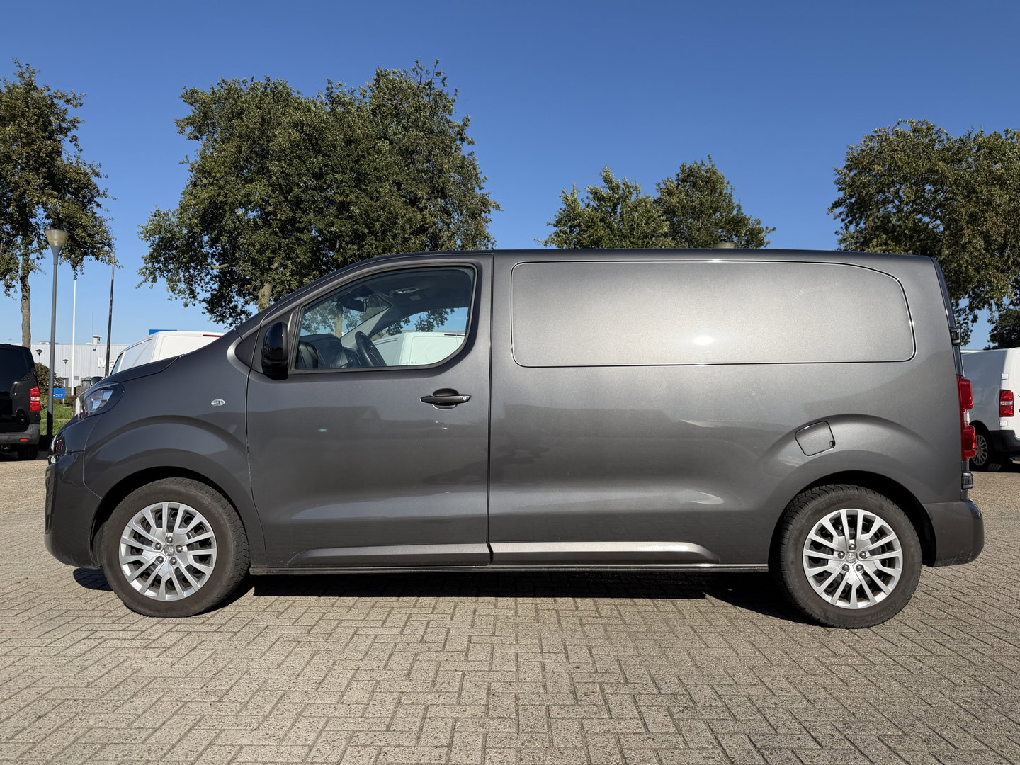 Peugeot Expert 2.0 BlueHDI 145pk automaat S&S L2H1 / vaste prijs rijklaar € 19.950 ex btw / euro 6 / bpm vrij / lease vanaf € 336 / grijs metallic / achteruit rijcamera / trekhaak 2300 kg !