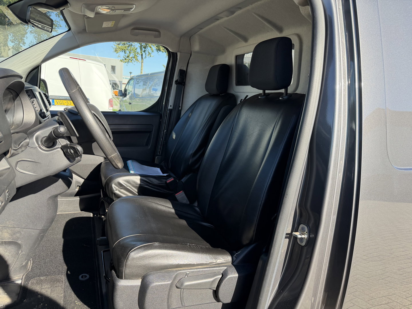 Peugeot Expert 2.0 BlueHDI 145pk automaat S&S L2H1 / vaste prijs rijklaar € 19.950 ex btw / euro 6 / bpm vrij / lease vanaf € 336 / grijs metallic / achteruit rijcamera / trekhaak 2300 kg !