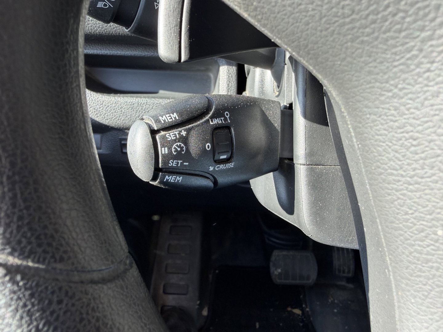 Peugeot Expert 2.0 BlueHDI 145pk automaat S&S L2H1 / vaste prijs rijklaar € 19.950 ex btw / euro 6 / bpm vrij / lease vanaf € 336 / grijs metallic / achteruit rijcamera / trekhaak 2300 kg !