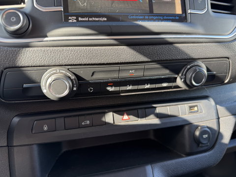 Peugeot Expert 2.0 BlueHDI 145pk automaat S&S L2H1 / vaste prijs rijklaar € 19.950 ex btw / euro 6 / bpm vrij / lease vanaf € 336 / grijs metallic / achteruit rijcamera / trekhaak 2300 kg !