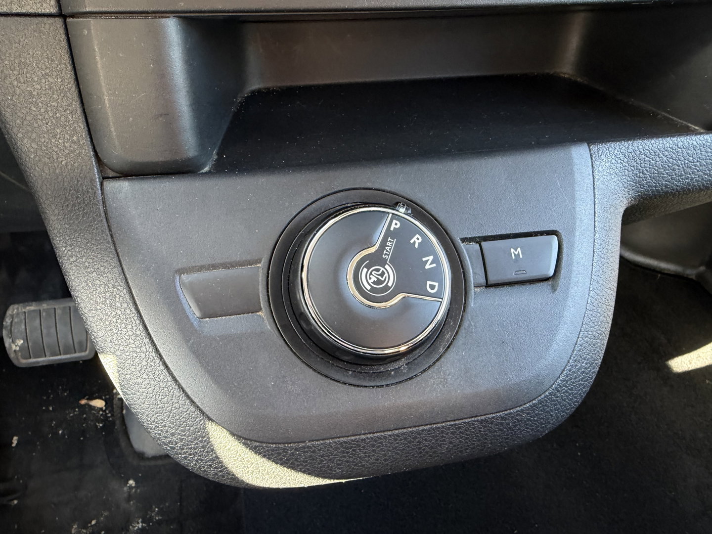 Peugeot Expert 2.0 BlueHDI 145pk automaat S&S L2H1 / vaste prijs rijklaar € 19.950 ex btw / euro 6 / bpm vrij / lease vanaf € 336 / grijs metallic / achteruit rijcamera / trekhaak 2300 kg !