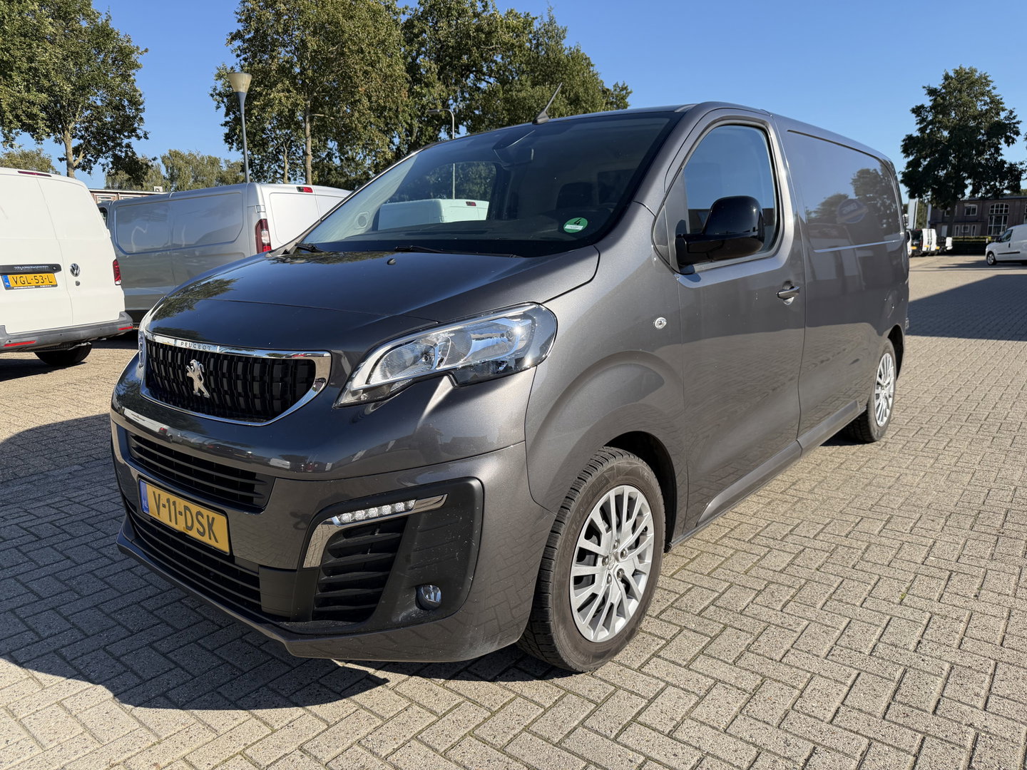 Peugeot Expert 2.0 BlueHDI 145pk automaat S&S L2H1 / vaste prijs rijklaar € 19.950 ex btw / euro 6 / bpm vrij / lease vanaf € 336 / grijs metallic / achteruit rijcamera / trekhaak 2300 kg !