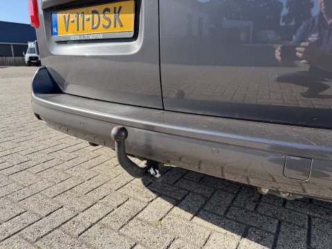 Peugeot Expert 2.0 BlueHDI 145pk automaat S&S L2H1 / vaste prijs rijklaar € 19.950 ex btw / euro 6 / bpm vrij / lease vanaf € 336 / grijs metallic / achteruit rijcamera / trekhaak 2300 kg !