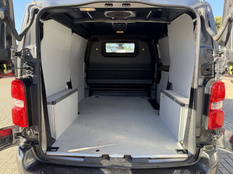 Peugeot Expert 2.0 BlueHDI 145pk automaat S&S L2H1 / vaste prijs rijklaar € 19.950 ex btw / euro 6 / bpm vrij / lease vanaf € 336 / grijs metallic / achteruit rijcamera / trekhaak 2300 kg !