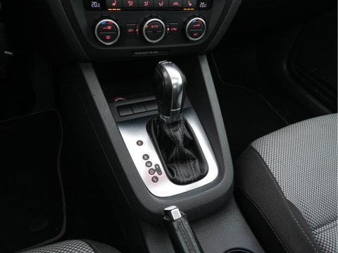 Volkswagen Jetta 1.4 TSI Hybrid Highline Executive-Pack Aut. *PANO | BI-XENON | NAVI-FULLMAP | CAMERA | HEATED-COMFORTSEATS | ECC | PDC | PRIVACY-GLASS | CRUISE | RADIO-CD | SHIFT-PADDLES | 17''ALU*